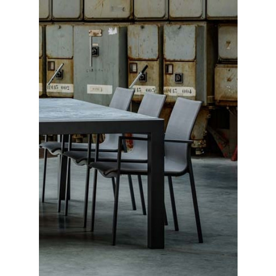 Industrieller Esstisch mit Orix Dekton Tischplatte und Tischplatte aus Stahl