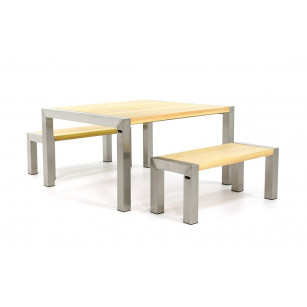 Gartentisch und Bänke aus Edelstahl mit Holzplatte