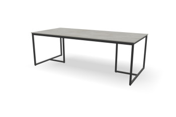 Tisch mit skandinavischem Design und dünnem keramischem Tischplatte.
