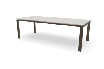 Rechteckiger Esstisch für sechs oder acht Personen mit einer Dekton-Tischplatte und einem Stahlgestell.