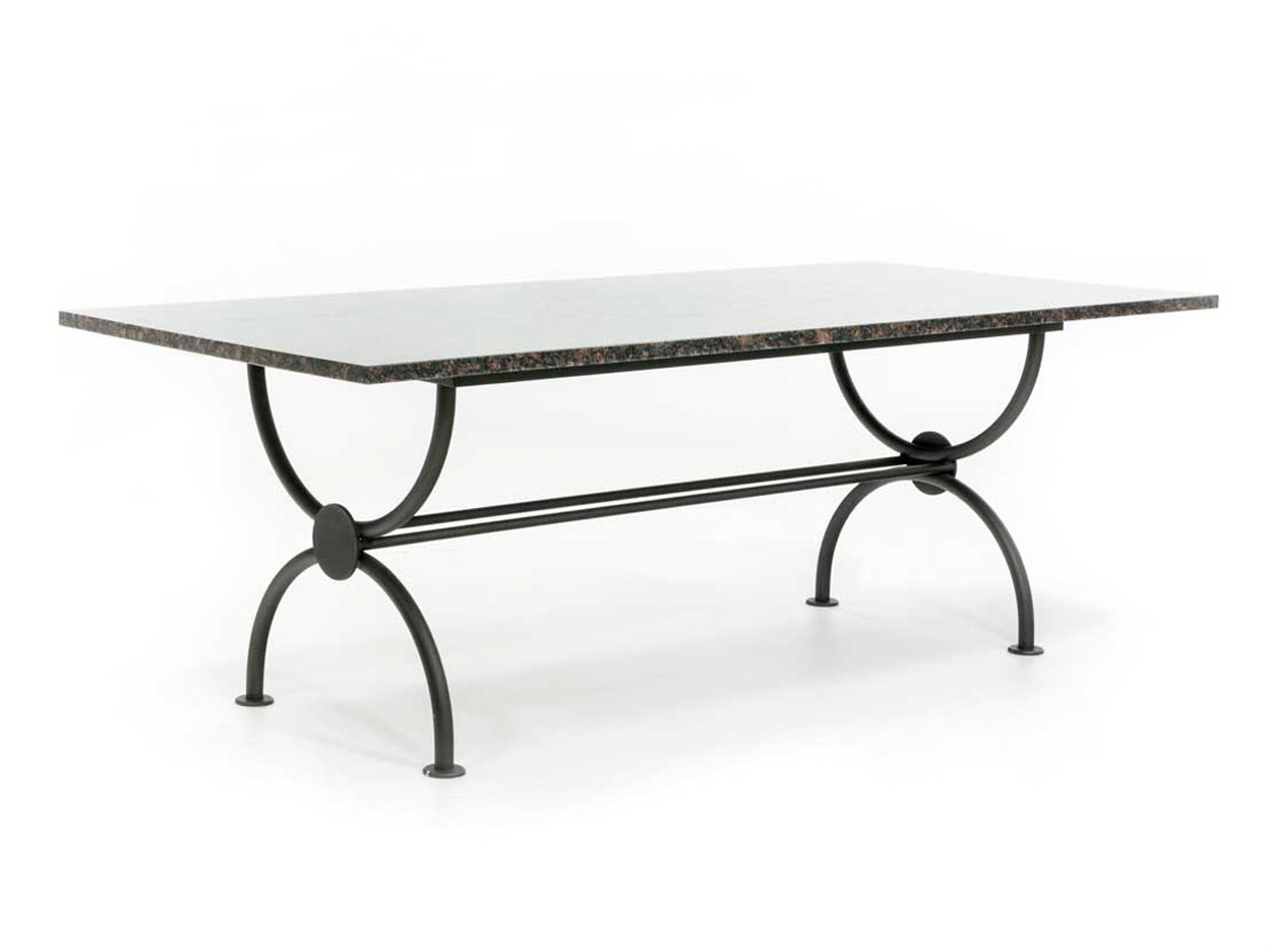 Klassischer Tisch mit polierter Natursteinplatte