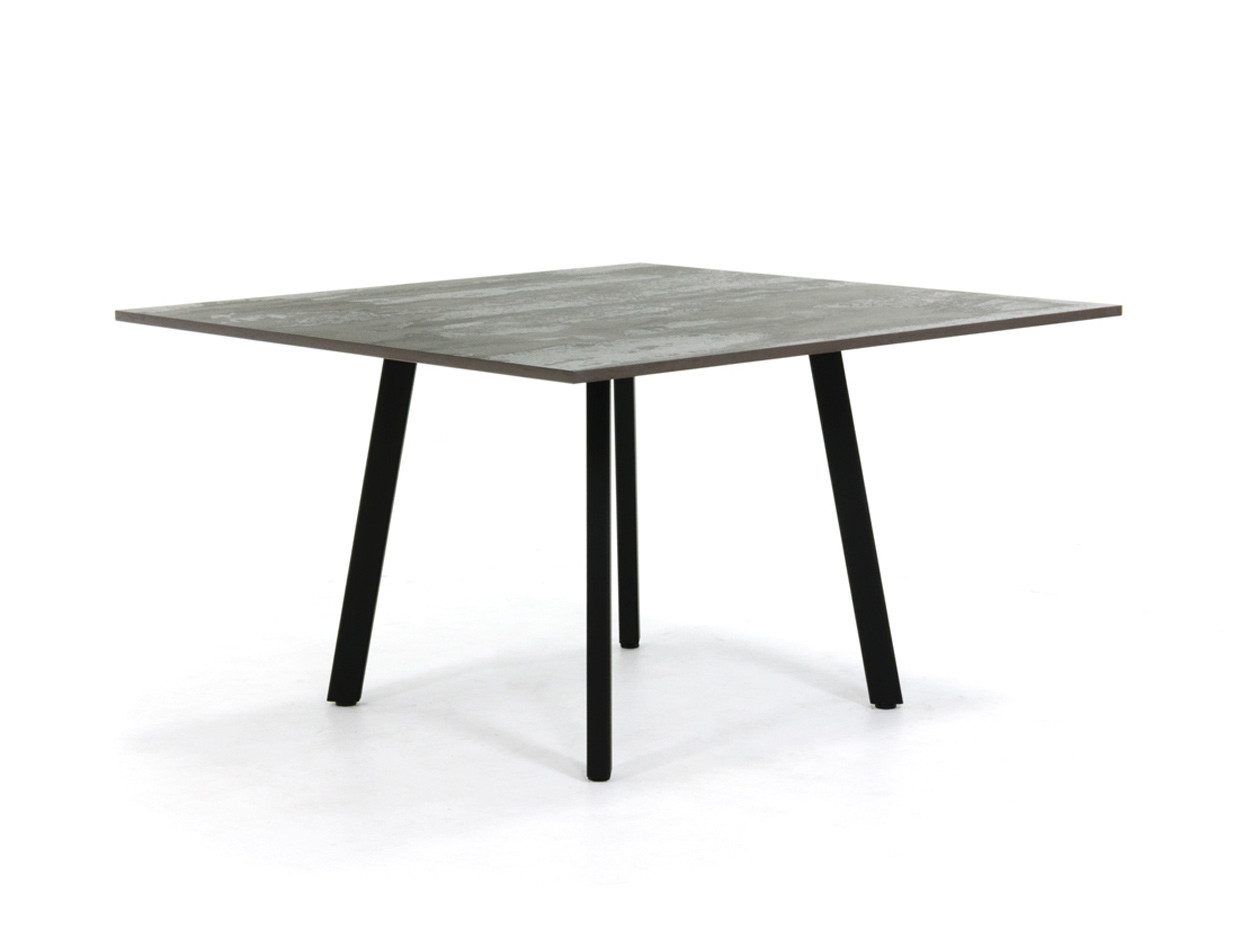 Quadratischer Esstisch mit Dekton-Tischplatte und Stahlrahmen