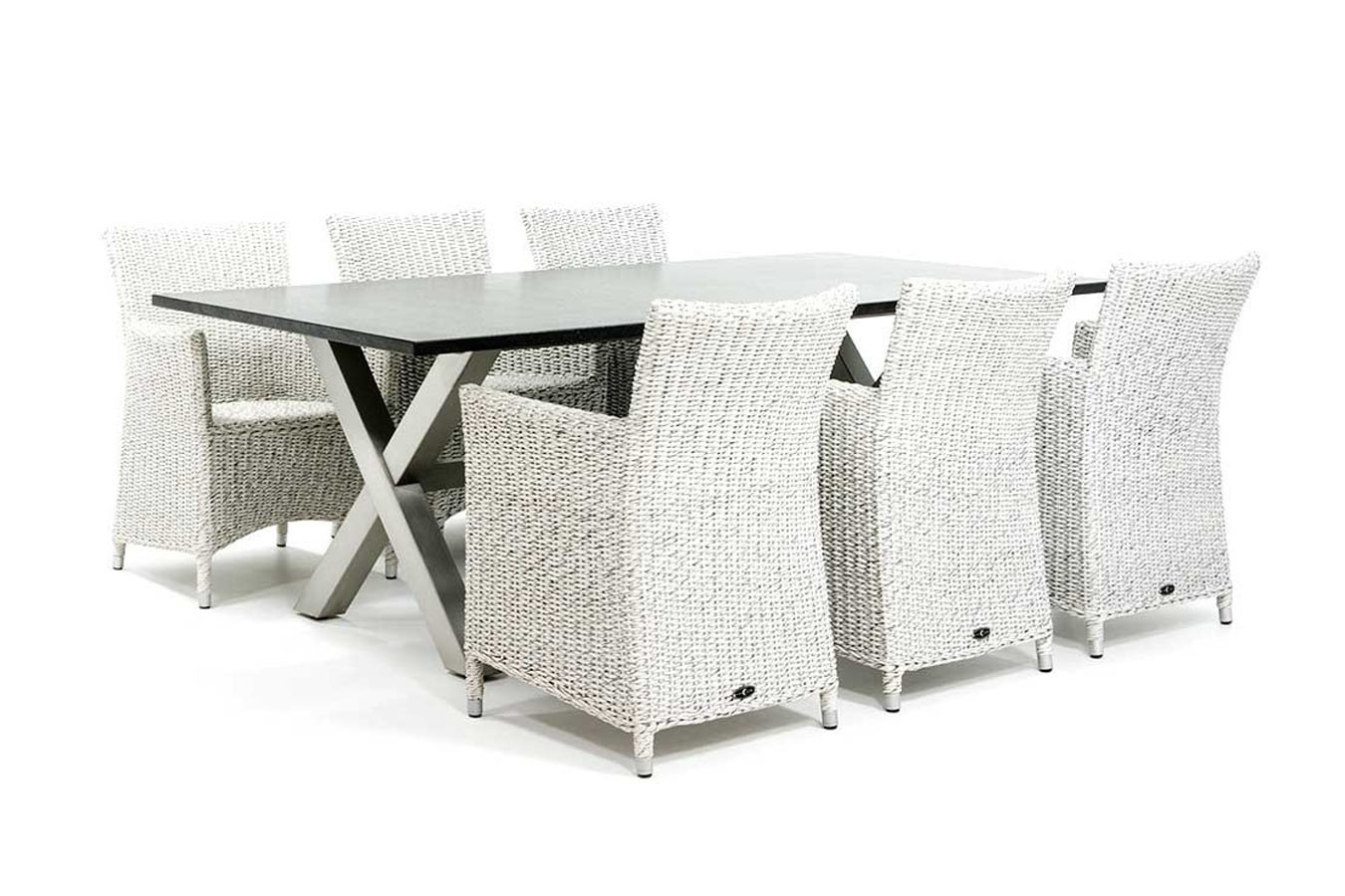 Moderner Gartentisch aus Edelstahl mit luxuriösen Gartenstühlen