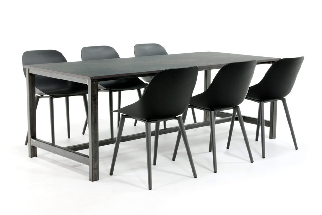 Industrieller Stahl Esstisch mit Dekton Tischplatte und modernen Stühlen